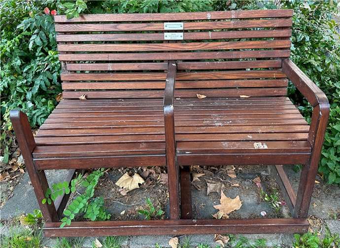 Verwitterung und Vandalismus haben zu erheblichen Schäden geführt, wie zum Beispiel an der Bank nahe der evangelischen Kirche zu sehen ist.  Foto: Rheinbacher Seniorenforum e. V.