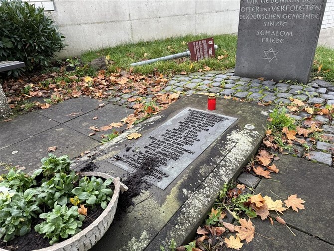 Verwüstungen am jüdischen Denkmal in Sinzig.  Foto: Reiner Friedsam