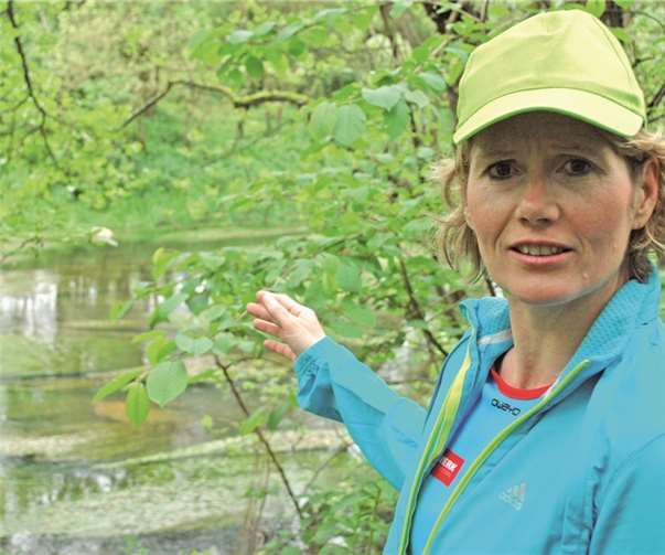 Verwunderte Joggerin: Eveline Lemke an der Ahr. BL