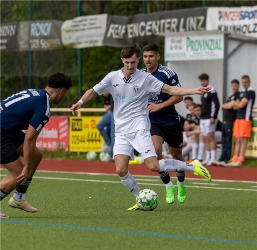 VfB-Angreifer Florian Mamuti gegen zwei Gästespieler.