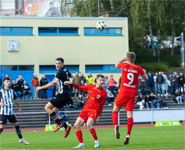 VfB-Kapitän Niklas Klein (schwarz-weiß) wehrt eine Bitburger Flanke ab. Foto: Max Jäger