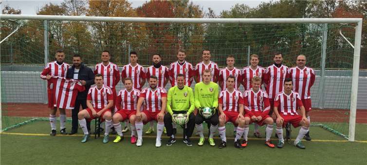 VfB Linz 3. Mannschaft im neuen Outfit. Vor dem letzten Spiel gegen den SV Leutesdorf bekam die 3. Mannschaft des VfB Linz ihren neuen Trikots durch den Sponsor Taxi am Rhein überreicht. Der VfB und die Mannschaft bedanken sich beim Inhaber Mehmet Kilic. Privat