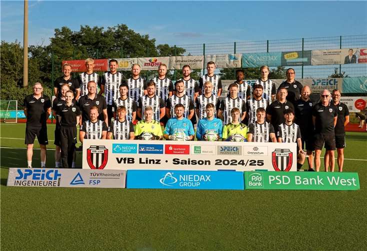 VfB Linz Rheinlandligakader 2024 / 2025. Obere Reihe v.l. Torwarttrainer Oliver Focke, Linus Tücke, Niklas Klein, Manuel Rott, Moritz Rott, Co-Trainer Michael Krupp, Fabrice Rechmann, Aloys Gasinzigwa, Leon Ritz, Geschäftsführer Enrico Düsel. Mittlere Reihe v.l. Betreuer Rolf Schuster, Co-Trainer Yannic Böcking, Physiotherapeutin Anne Conrad, Trainer Thomas Schuster, Adis Siljkovic, Michael Fiebiger, Jan Anhäuser, Finn Schlebach, Yannick Dillmann, Milot Juniku, Sportlicher Leiter Björn Schneider, Abteilungsleiter Fußball Björn Nietzard, 2. Vorsitzender Manfred Rüddel, 1. Vorsitzender Mirko Schopp. Untere Reihe v.l. Yannik Becker, Fabio Schopp, Peter Stegmann, Jan Lück, Clemens Möhring, Ben Reimann, Bennet Lorenz, Can Sahlan. Es fehlen: Aleksandar Zlatkov, Florian Mamuti, Meris Siljkovic.  Foto: Max Jäger