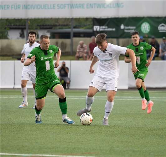 VfB-Neuzugang Bennet Lorenz (weiß) im Laufduell mit einem FV-Akteur.