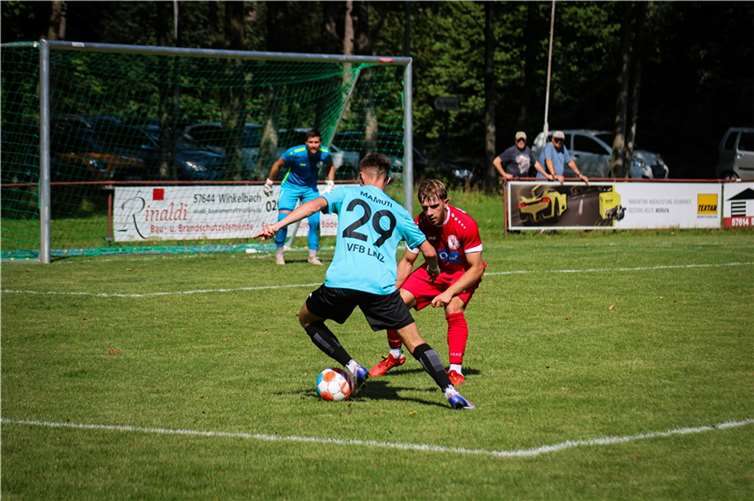 VfB-Neuzugang Florian Mamuti auf dem Weg zum SG-Kasten. Foto: Max Jäger