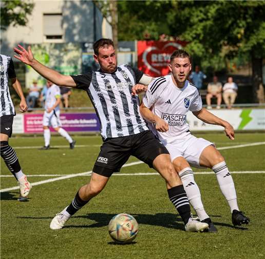 VfB-Spielführer Niklas Klein bremst einen Schweicher Stürmer. Foto: Max Jäger