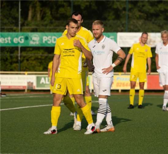 VfB-Torjäger Manuel Rott (weiß) erfreut sich konzentrierter Bewachung.