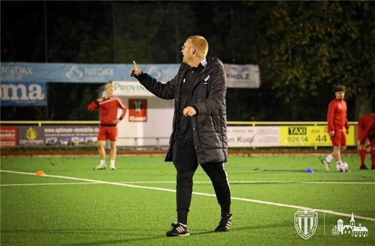 VfB-Trainer Thomas Schuster hat seine Mannschaft intensiv auf das Topspiel gegen Burgschwalbach vorbereitet. Foto: Max Jäger