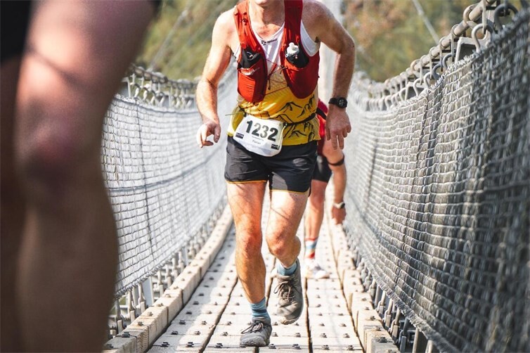 VfL-As Florian Stoffels auf der Geierlay-Brücke