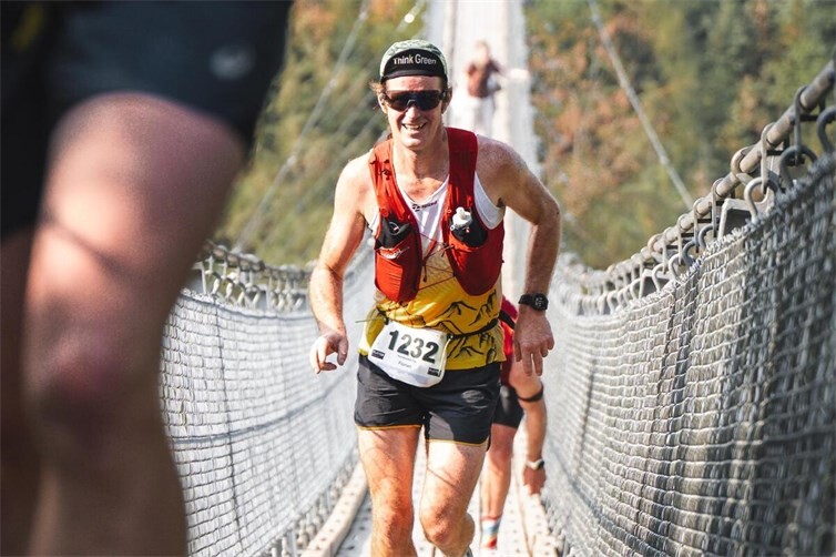 VfL-As Florian Stoffels auf der Geierlay-Brücke