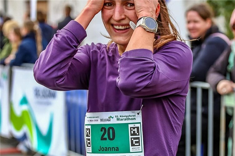 VfL-Athletin Joanna Tallmann freut sich im Ziel über ihren Sieg beim Königsforst-Marathon. 