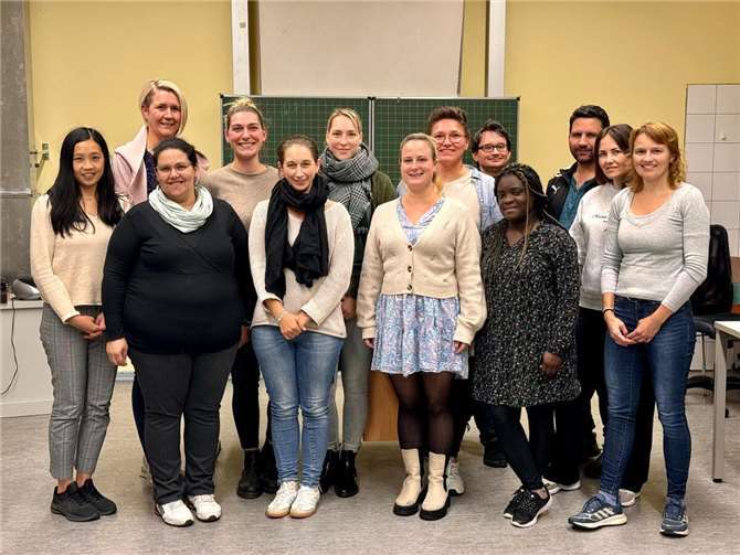 V.h.l.: Sin Yee Mak-Spenst, Marlies Dühr, Alicia Sinen, Monielle Prehn, Malwine Kräher, Uwe Hirsch, Mario Francesconi, Tatjana Francesconi. V.v.l.: Judithe Carreira Simao, Sabrina Schumacher, Lisa Dobra, Germaine Gam, Madelaine Ioannidis.Foto: privat