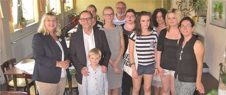 Vhs-Leiterin Jutta Golinski und Lehrgangsleiter Franz Hecking freuen sich mit den Absolventinnen des Berufsreife-Kurses über die durchweg guten Zeugnisse.privat