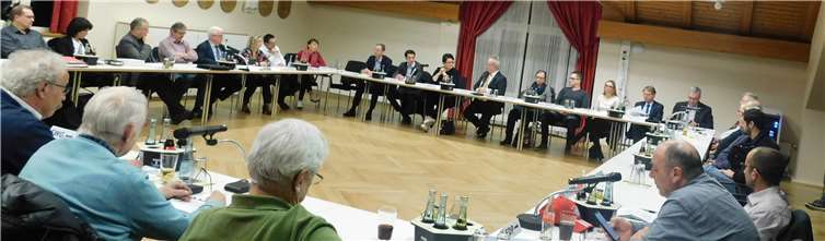 ViaSalus in Schieflage: Die Verbandsgemeinde mit allen Ortsbürgermeistern fordert den Erhalt des Standortes Dernbach. Flammende Plädoyers und emotionale Bekenntnisse unterstrichen dies. Foto: WR