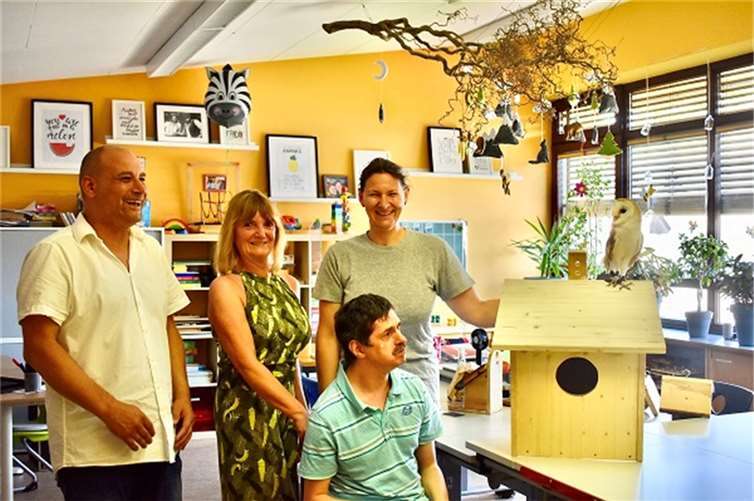 Vicky Mayer (rechts) freute sich über den selbstgebauten Nistkasten, den ihr das Team der Tagesförderstätte um Leiterin Petra Maßen-Schneider (2. von links) überreichte. Foto: Caritasverband Westerwald-Rhein-Lahn e. V.