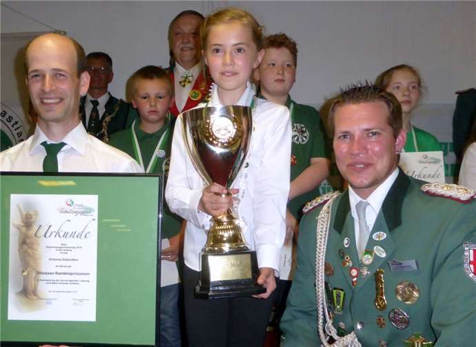 Victoria Dubovikov aus Kehrig erreichte als Siegerin des Bambini-Wettbewerbs die Würde der Diözesan-Bambini-Prinzessin im Bistum Trier im Beisein des Bezirksjungschützenmeisters aus dem Maifeld, Felix Stenzel (r.).