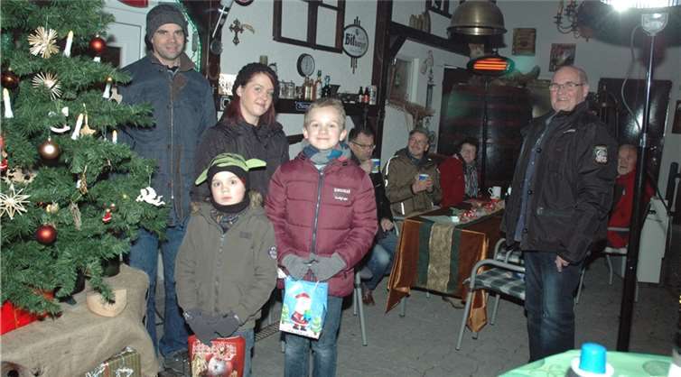 Erlös hilft, Wünsche zu erfüllen Victoria Neltner beschenkte die Kinder mit Überraschungstüten und Adventskalendern. UM