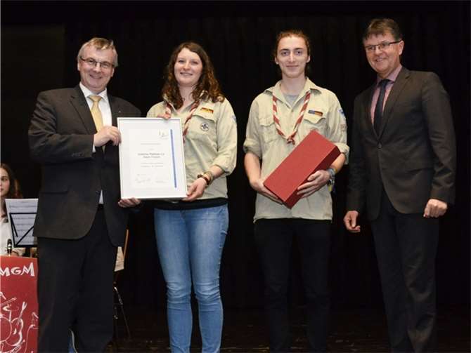 Victoria Patz und Jens Cowen nahmen stellvertretend für die Dieblicher Pfadfinder die Auszeichnung aus den Händen von Landrat Dr. Alexander Saftig entgegen. privat