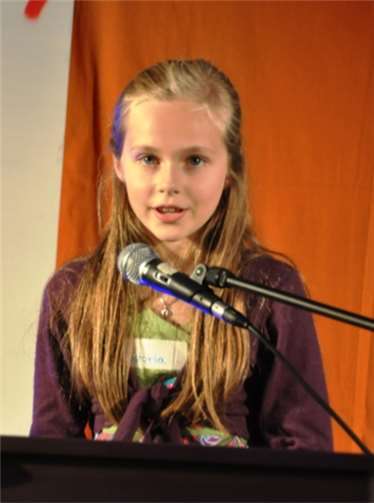 Victoria Schai liest aus Funklerwald und erreicht den ersten Platz.