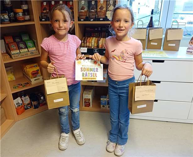 Victoria und Therese freuen sich sehr über ihren Gewinn. Foto: Walburga Greiner