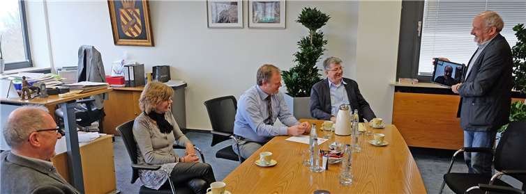 Videokonferenz mit Dr. Sami Adwan im Büro von OB Jan Einig: (v.l.) Dr. Jörg Freise, Inke Thiesen-Hart, OB Einig, Beigeordneter Ralf Seemann und Ratsmitglied Wolfgang Rahn.Foto: Stadtverwaltung