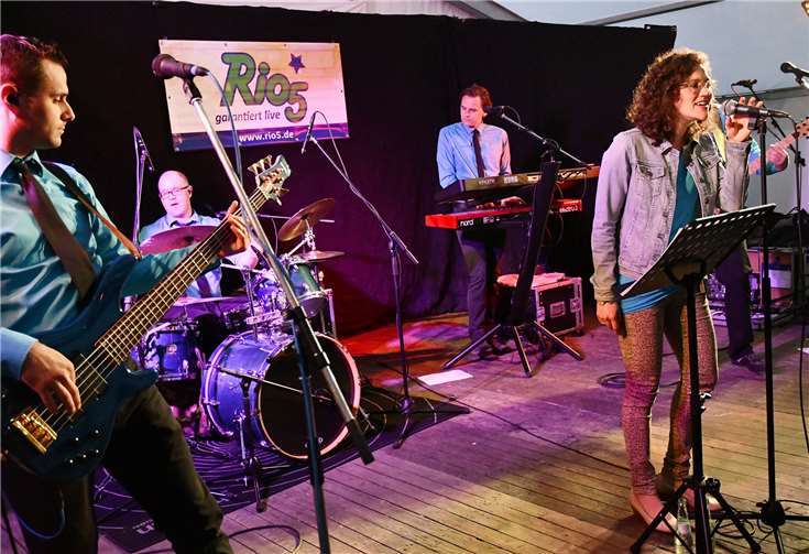 Viel Andrang gab es am Samstag bei derCoverrock-Night der Band „Rio 5“ im Festzelt am Sportplatz.