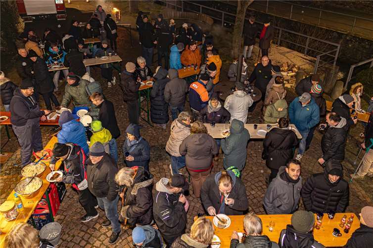 Viel Andrang herrschte am Gerätehaus beim gemütlichen Wintergrillen am vergangenen Freitag.Foto: Feuerwehr Waldorf/Michael Schmitz