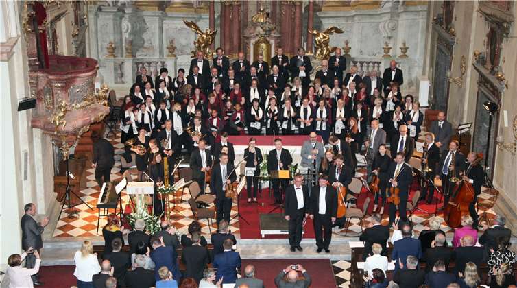 Wort gehalten: Gemeinsames Konzert zum 25-jährigen Jubiläum Viel Applaus erntetet der Dekanatschor Mayen-Mendig und seine Mädchenkantorei sowie der dortige Chor Svatopluk und das Mährisch-Slowakische Kammerorchester mit Antonín Dvoráks Messe in D-Dur, die von Filip Macek dirigiert wurde.Fotos: WE