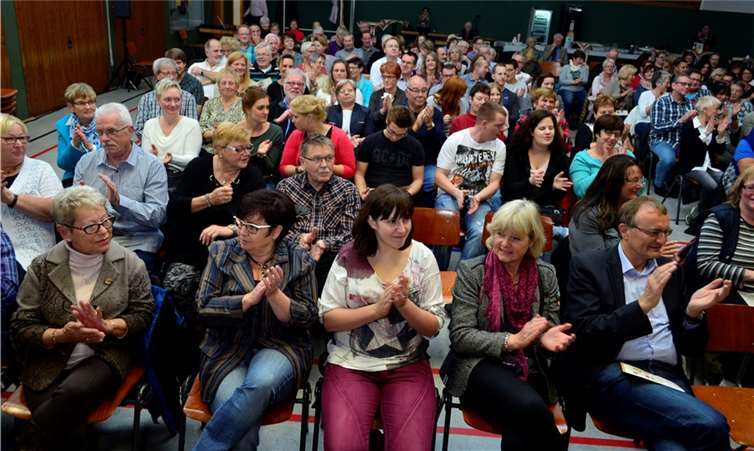 Viel Applaus gab es auch von Landrat Reiner Kaul (vorn rechts) für die Melsbacher Theatergruppe.