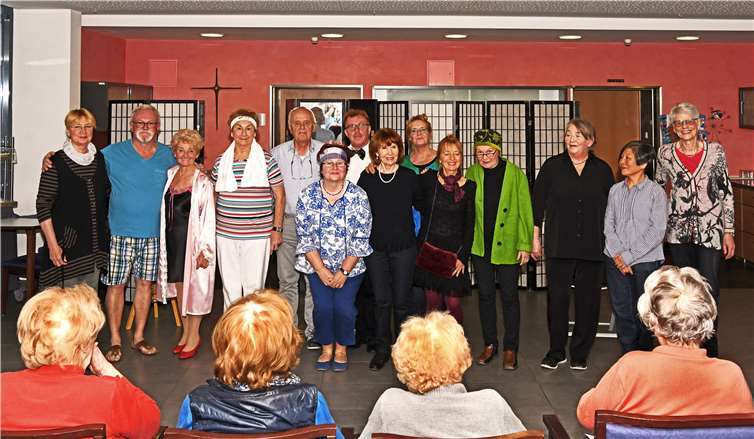 Viel Applaus gab es für die Darsteller der Seniorentheatergruppe.privat