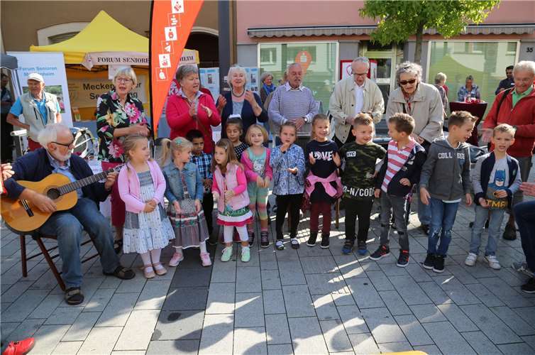 Viel Applaus gab es für die Kinder der Villa Regenbogen und ihre Singpaten.StF