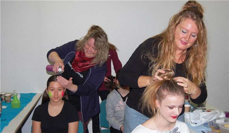 Viel Arbeit auch hinter den Kulissen: Alle Frisuren müssen natürlich perfekt sitzen.