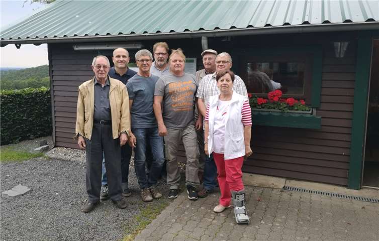 Viel Arbeit leisen die Mitglieder es Heimat- und Verschönerungsvereins Ohlenberg bei der Instandhaltung der Hütte. Foto: privat