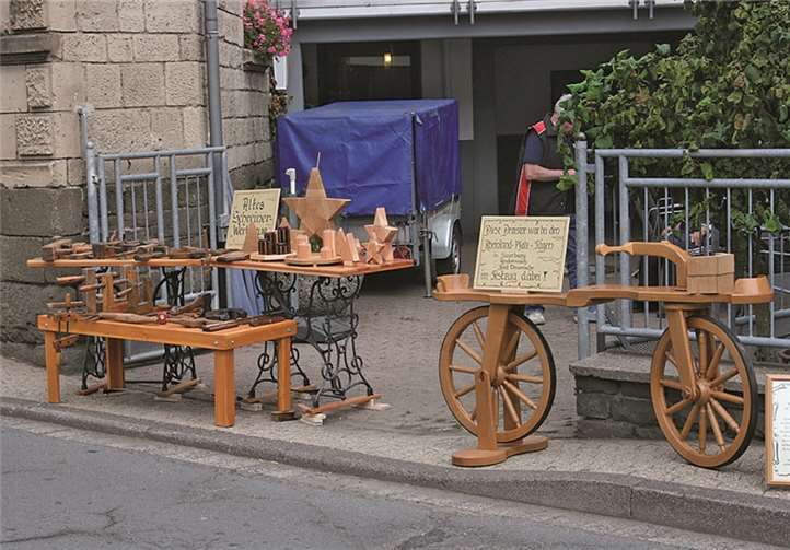 Viel Aufmerksamkeit zogen auch die alten Schreinerwerkzeuge und Werkstücke auf sich.
