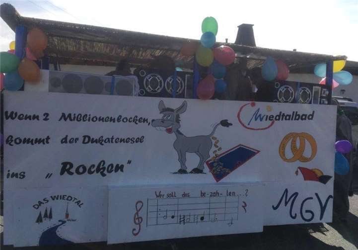 Viel Beachtung fand der lokalpolitische Motivwagen des MGV Oberhonnefeld-Gierend.privat