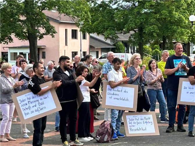 Viel Beifall bei der Festveranstaltung 75 Jahre Grundgesetz in Wachtberg. Fotos: Gemeinde Wachtberg