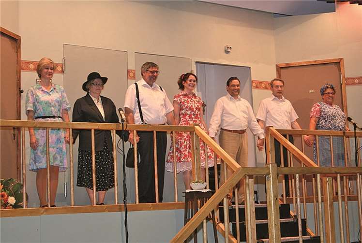 Viel Beifall erhielt das Ensemble nach der gelungenen Premierenvorstellung: (auf der Bühne von links) Rita Friedrich, Renate Erler, Werner Willems, Daniela Seegardel, Michael Uhl, Klaus Erler und Melanie Decker, die der unvergessenen Heidi Kabel beim Ohnsorg-Theater in nichts nachstand.WER