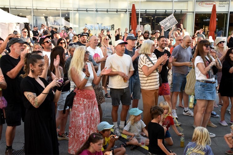 Viel Beifall gab es auf dem Zentralplatz für die Gruppe Tenger.