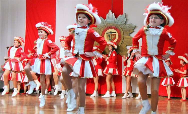 Viel Beifall gab es für den Auftritt der Tanzgarden der KG Rot-Weiß aus Queckenberg.