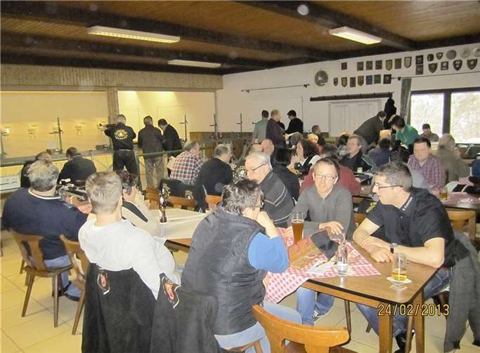 Viel Besuch beim Sauschießen in Rieden (vordere Tischreihe Schützen aus Kruft, nächste Tischreihe Schützen aus Weibern).  Privat