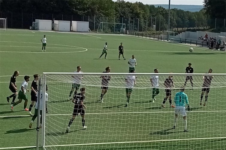 Viel Betrieb bei einer TuS-Ecke vor dem GSV-Tor