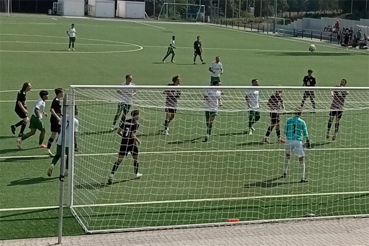 Viel Betrieb bei einer TuS-Ecke vor dem GSV-Tor.
