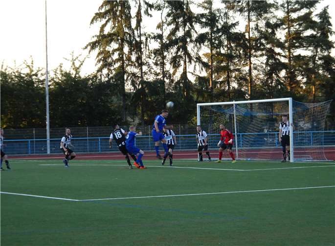 Viel Betrieb machten die Ochtendung vor dem Tor des SV Ruitsch-Kerben bereits im ersten Spieldurchgang. Mit Treffern geizten sie bis nach der Halbzeitpause. Foto: privat