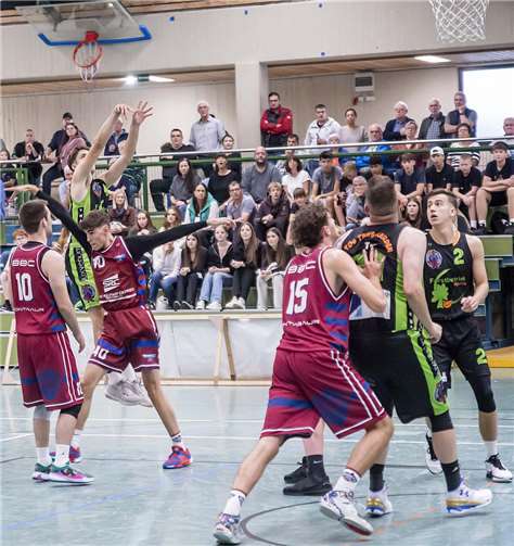 Viel Betrieb unterm Korb wird es auch im nächsten Spiel des TuS Treis-Karden geben.  Foto: Lisa Ferrlein.
