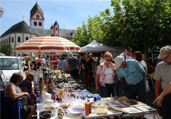 Viel Betrieb vor der Doppelkirche St. Medard.
