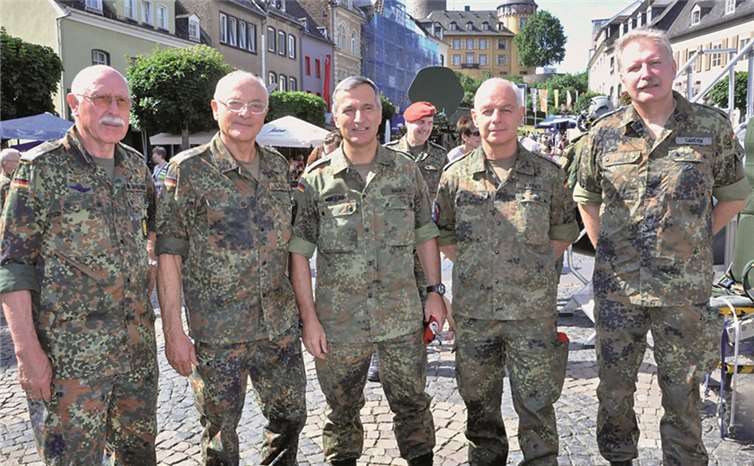Viel Bundeswehrprominenz in Mayen.