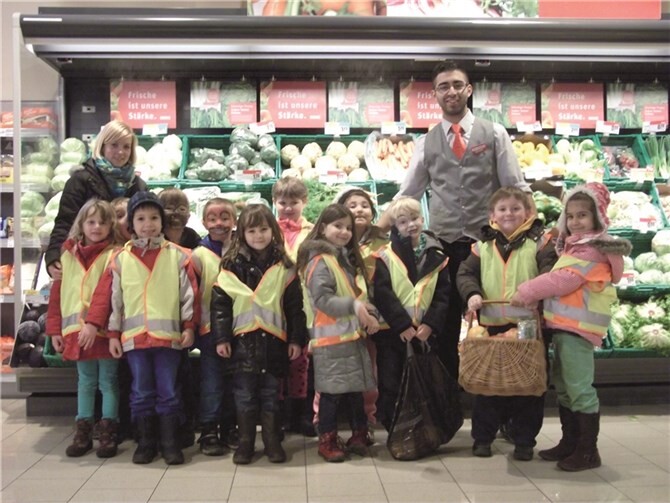 Viel "Buntes" wurde im heimischen REWE-Markt von den Projektkindern "eingekauft". privat