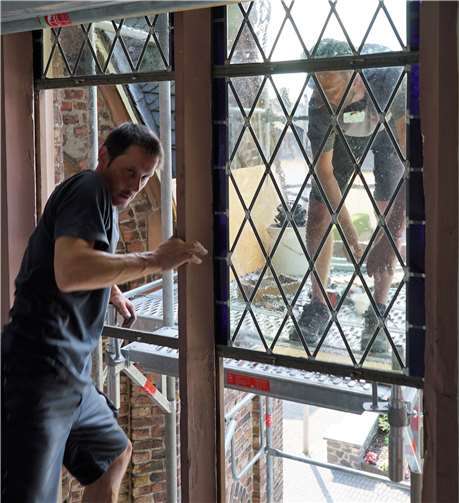 Viel Detailarbeit war von den Mitarbeitern der Bleiglaserei Kutzner aus Leipzig gefragt, die die Fenster-Restaurierung der Laurentiuskirche in Nentershausen vornahmen. Foto: Alfred Lenz/Kirchengemeinde Nentershausen