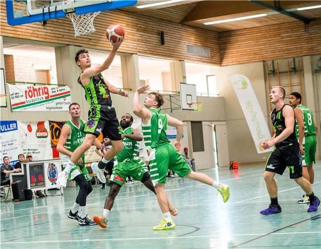 Viel Einsatz, wie hier im Spiel gegen Nieder-Olm, wird vom TuS Treis-Karden (in schwarz-grün) auch gegen den MJC Trier gefordert sein.  Foto: Lisa Ferrlein.