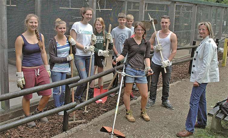 Viel Einsatzbereitschaft zeigten die Sinziger Messdiener bei ihrem 72-Stundenprojekt am Schwanenteich. -BL-